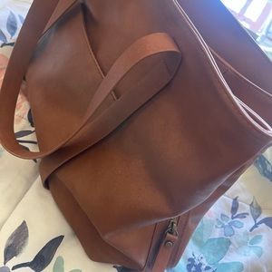 Triple compartment tote handbag. Universal thread